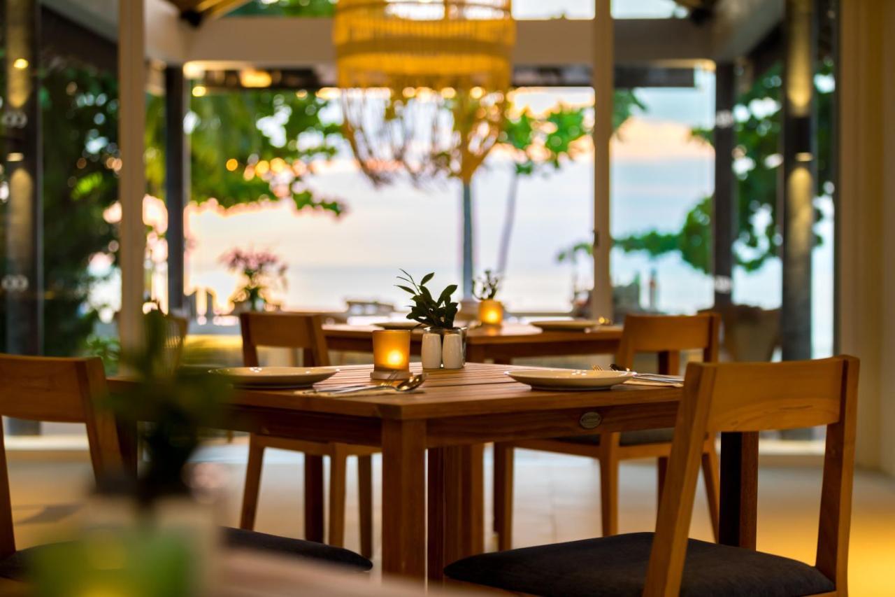 Outrigger Khao Lak Beach Resort - Sha Extra Plus 외부 사진 The restaurant at the resort