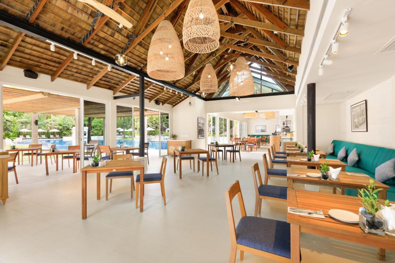 Outrigger Khao Lak Beach Resort - Sha Extra Plus 외부 사진 The restaurant at the resort