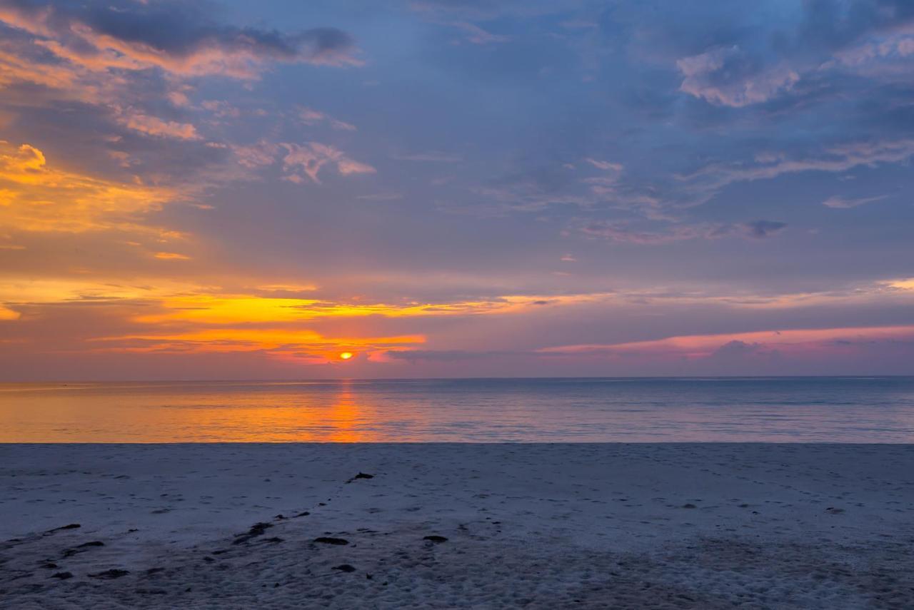 Outrigger Khao Lak Beach Resort - Sha Extra Plus 외부 사진 Sunset over the Gulf of Riga